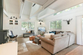 Donner Gem by Tahoe Getaways - Beautifully Updated, Hot Tub, Pet Friendly Truckee